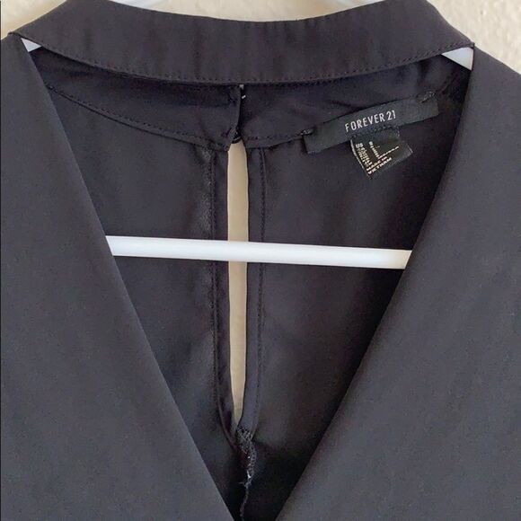 š¹4/$25Ā LongāSleeveāblackātop - Picture 4 of 6